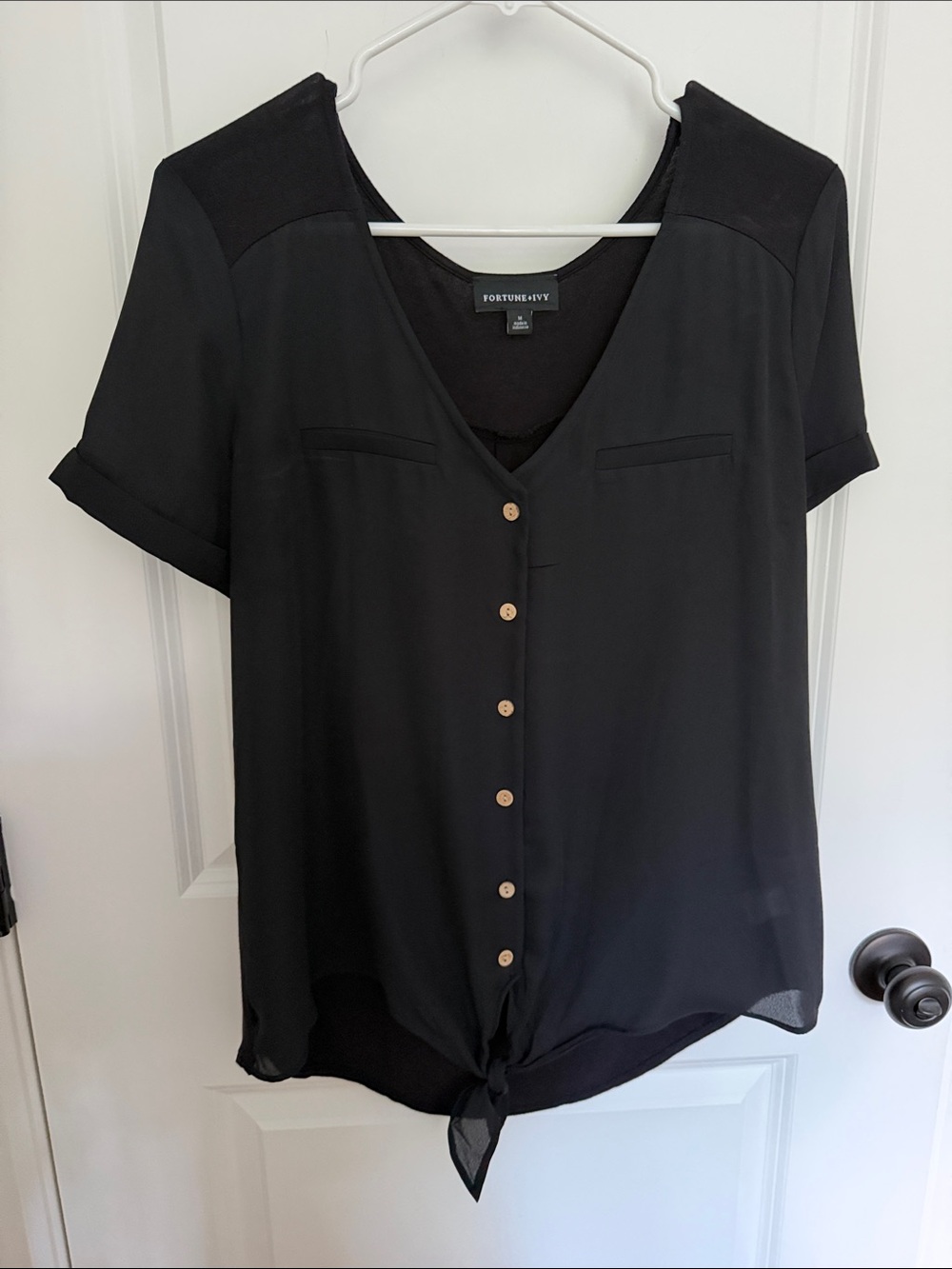 Fortune & Ivy Black Short-Sleeve Button Front Tie-Hem Blouse